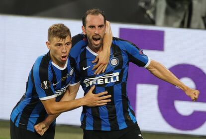 Diego Godin celebra junto a su compañero, Nicolo Barella, el segundo gol del Inter. 