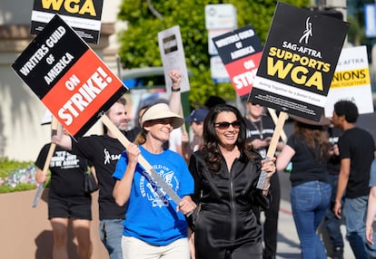 Meredith Stiehm, presidenta del WGA, el sindicato de guionistas, protesta en los estudios de Paramount acompañada de Fran Drescher, presidenta de SAG-AFTRA, el sindicato de actores, el 8 de mayo.
