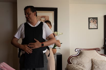 El candidato Guillermo Valencia se coloca un chaleco antibalas previo a iniciar su iniciar su jornada del día en Morelia, Michoacán.