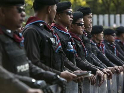 Policías desplegados durante la jornada electoral en Bangkok.