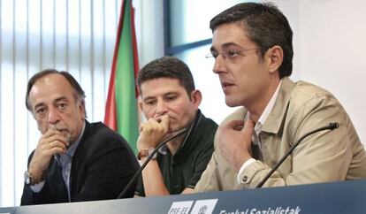 Madina (derecha), junto a Enrique Ramos (a su lado) y el senador Dimas Sañudo, durante su comparecencia.