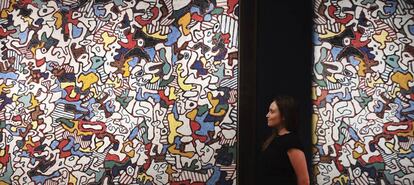 Una empleada de la casa Christie's contempla la obra "Etre at paraitre" del artista francés Jean Dubuffet, en Londres, Reino Unido.