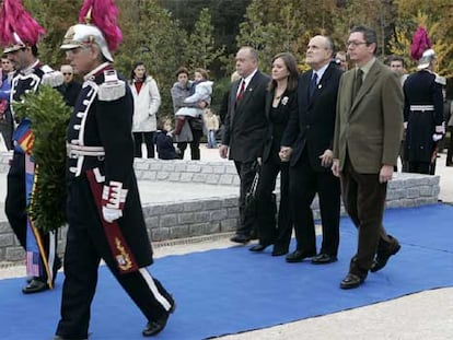 El alcalde Alberto Ruiz-Gallardón (derecha) y a su lado el ex regidor de Nueva York Rudolph Giuliani, en el acto en el Retiro.