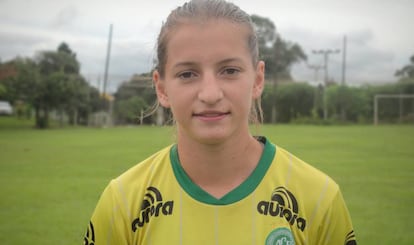 Laura, de 16 anos, integra a equipe feminina da Chape.