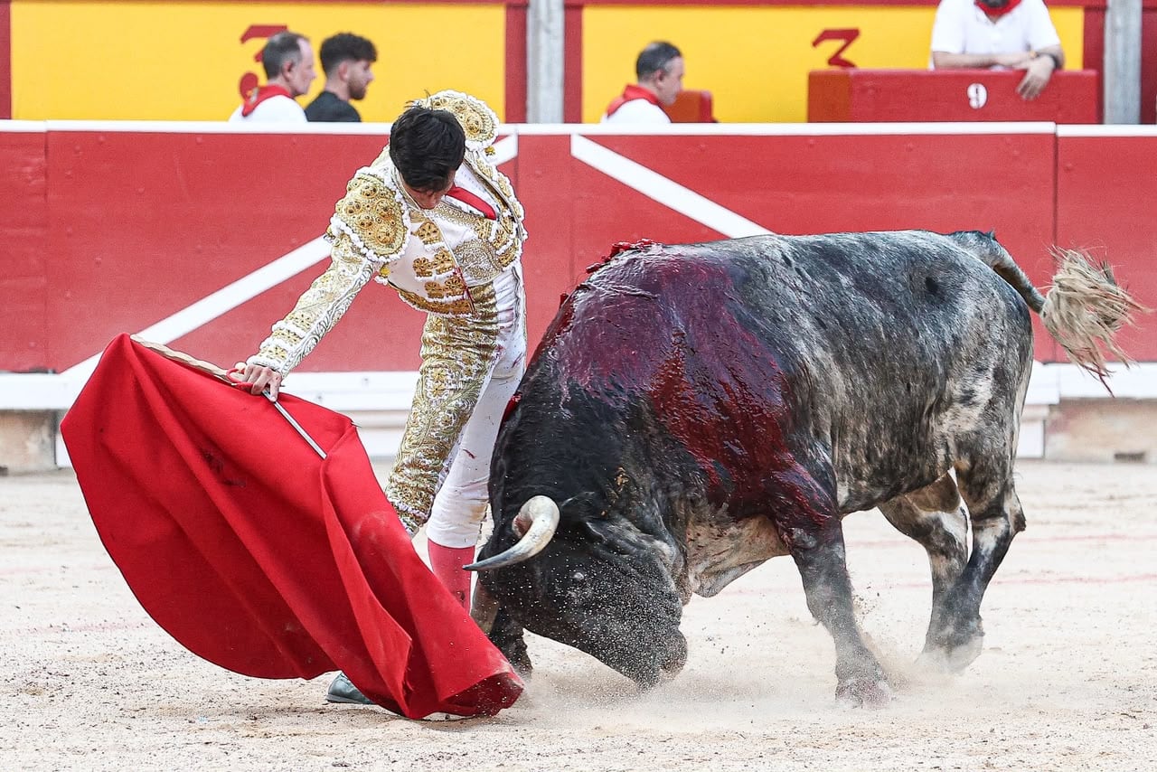 Galván y Diosleguarde pasean trofeos de una manejable corrida de Cebada Gago en Pamplona