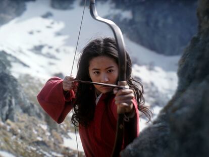Yifei Liu, la protagonista de 'Mulan,' en un momento del filme.