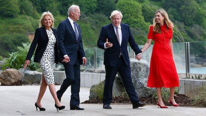 Joe Biden y Boris Johnson con sus esposas, Jill Biden y Carrie Johnson, durante el encuentro que han celebrado en Carbis Bay, Reino Unido, el 10 de junio de 2021.