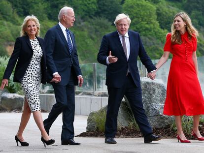 Joe Biden y Boris Johnson con sus esposas, Jill Biden y Carrie Johnson, durante el encuentro que han celebrado en Carbis Bay, Reino Unido, el 10 de junio de 2021.