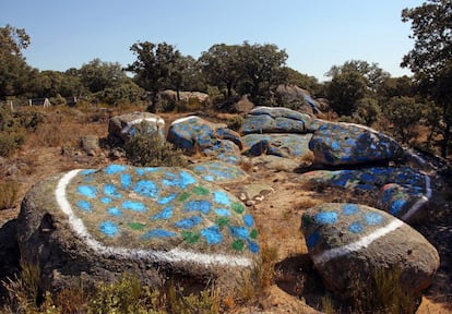 Un grupo de piedras en la dehesa de la Garoza que representan la Luna. Este mismo grupo 'escultórico' desde el punto de vista contrario representa el Sol. Ibarrola no pinta sobre las piedras sin una preparación, antes de aplicar el Titanlux de exteriores, había todo un proceso intelectual de estudio y análisis de la piedra, de sus huecos, de la luz y de la sombras de los árboles de su alrededor.