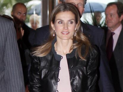 Vota el look: Letizia Ortiz en cuero y rosa palo