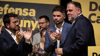 Pere Aragonès aplaude una intervención de Oriol Junqueras, en presencia de Gabriel Rufián.