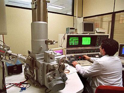 Un microscopio electrónico de barrido en la empresa  Tecnológica de Componentes Electrónicos

.