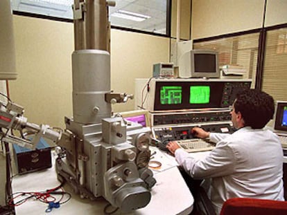 Un microscopio electrónico de barrido en la empresa  Tecnológica de Componentes Electrónicos

.