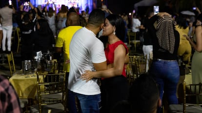 Una pareja baila en un concierto, en abril, en Venezuela.