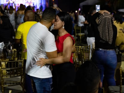Una pareja baila en un concierto, en abril, en Venezuela.