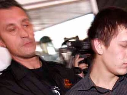 Dos agentes custodian a Vladimir Rausell, presunto asesino de su ex novia, Julia Manzanera, y a la madre de ésta.