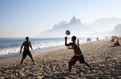 Es el país de moda tras conseguir la organización de dos de las citas deportivas más codiciadas: el Mundial de Fútbol 2014 y los Juegos Olímpicos en 2016. Si a esto le añadimos sus múltiples encantos, su diversidad (costas soleadas, selvas tropicales, pueblos coloniales, ciudades a la vanguardia de la modernidad…) y una economía ajena a la recesión, es fácil comprender por qué Brasil es la reina del baile en el esperado ranking 'Best in travel' de Lonely Planet (www.lonelyplanet.es), que selecciona los 10 países a los que viajar el próximo año.