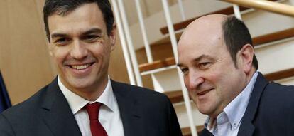 El secretario general del PSOE, Pedro S&aacute;nchez  con el presidente del PNV, Andoni Ortuzar, en el Congreso de los Diputados.