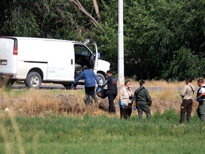 Agentes municipales realizan peritajes en una carretera del estado de Chihuahua, en una fotografía de archivo.