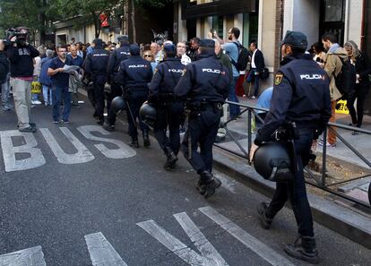 Un grupo de agentes de la Policía Nacional llegan a las inmediaciones de la sede del partido.
