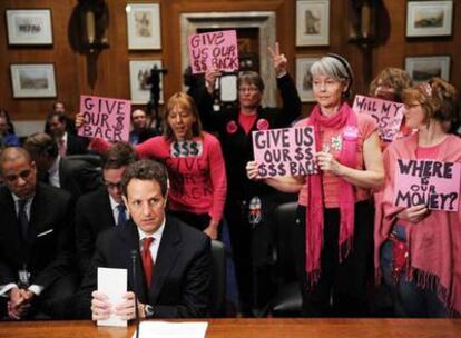 Un grupo de personas protesta contra la política de Geithner antes de su comparecencia en el Congreso.