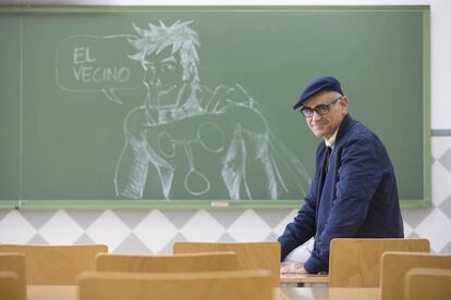 Pepo Pérez, autor del cómic 'El Vecino', en el aula en la que imparte clases de Derecho Administrativo.