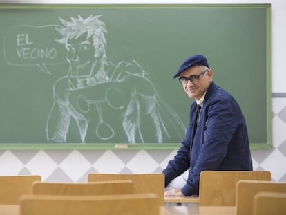 Pepo Pérez, autor del cómic 'El Vecino', en el aula en la que imparte clases de Derecho Administrativo.