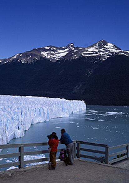 Dos viajeros en el mirador del glaciar Perito Moreno, en la provincia de Santa Cruz, en la Patagonia argentina.