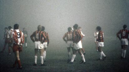 Los jugadores del Estrella Roja y el Milan, en 1988 bajo la niebla.