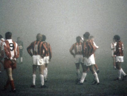 Los jugadores del Estrella Roja y el Milan, en 1988 bajo la niebla.