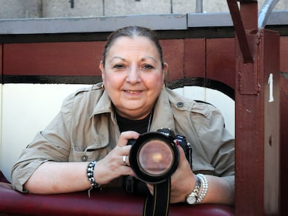 La escritora y fotógrafa Muriel Feiner, en el callejón de la plaza de Las Ventas.