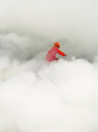 Los dos centenares de mineros que cada día desafían a las fumarolas que emanan del cráter trabajan en unas condiciones tan extremas, que el suyo es, con toda seguridad, uno de los peores trabajos del mundo.