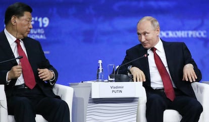El presidente chino, Xi Jinping, con su homólogo ruso, Vladimir Putin, este viernes en San Petesburgo.