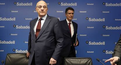 El presidente del banco Sabadell, Josep Oliu y el consejero delegado, Jaime Guardiola, durante la presentación de resultados en Madrid, este viernes.