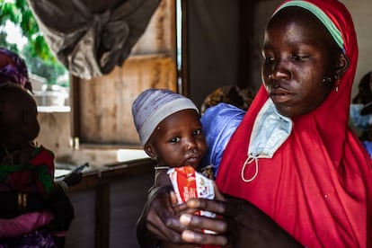 Una madre sostiene a su hijo, a quien está alimentando con un sobre de Plumpy Nut. En Camerún, más de la mitad de sus ciudadanos (un 55,8%) está en una situación de “inseguridad alimentaria moderada o grave”, es decir, que alguna vez han llegado al punto de pasarse un día entero sin comer. Se mire a donde se mire, la foto es igual de catastrófica: los niños no tienen con qué alimentarse, o repiten siempre lo mismo –maíz o un cereal por el estilo– porque las circunstancias no dan para más.