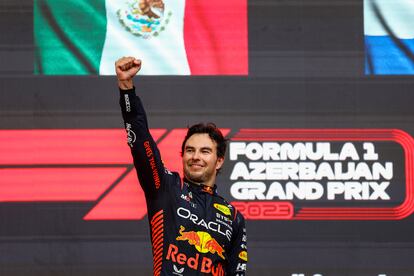 Checo Pérez celebra su victoria en el Gran Premio de Azerbaiyán.
