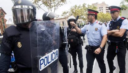 Mossos i policies discuteixen davant d'un institut de l'Hospitalet l'1-O.