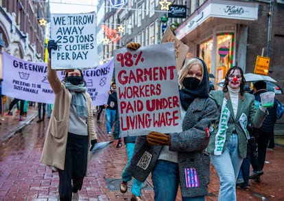 Un grupo de activistas de Extinction Rebellion protestan por las condiciones de los trabajadores de la industria textil.