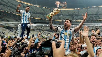 Lionel Messi levantando la copa del mundo