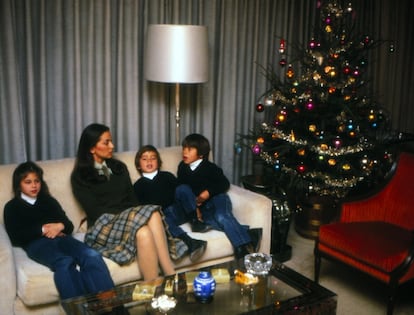 Isabel Preysler con Chabeli, Julio Jose y Enrique junto al árbol en 1979