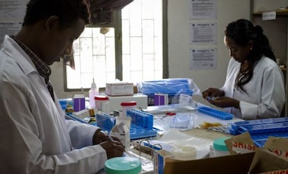 Dos técnicos de laboratorio del Hospital Rural de Gambo durante un día de trabajo.