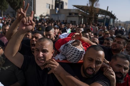 Traslado de los cuerpos de Mohammad Elayyan, de 22 años, y Mahmoud Nakhleh, de 20, durante su funeral en la ciudad de Ramala (Cisjordania), este lunes.