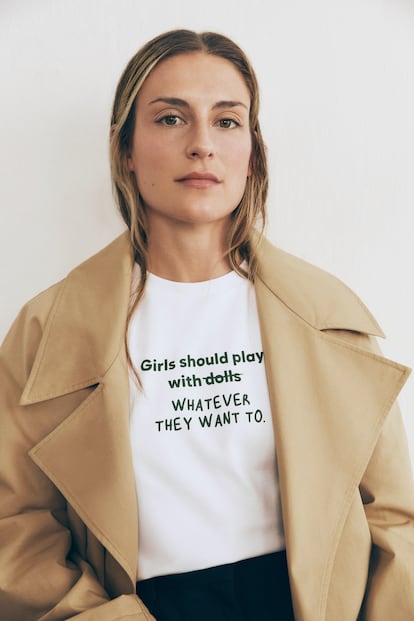 Alexia Putellas con la camiseta que ha diseñado junto a Mango.
