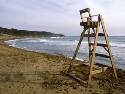 La playa de Calblanque es el punto de partida para el paseo por el parque regional murciano.