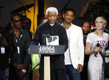 Nelson Mandela junto a Will Sminth y Annie Lennox, dos de los invitados a del concierto con el que se ha homenajeado al líder africano por su 90 cumpleaños