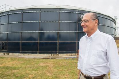 Alckmin diante de reservat&oacute;rio da Sabesp em Franco da Rocha (SP).