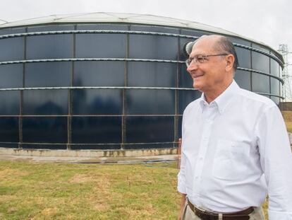 Alckmin diante de reservat&oacute;rio da Sabesp em Franco da Rocha (SP).