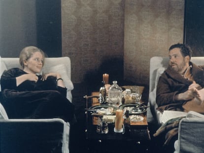 La actriz noruega Liv Ullmann y el actor sueco Erland Josephson en el plató de la miniserie de televisión 'Escenas de un matrimonio', escrita y dirigida por Ingmar Bergman.