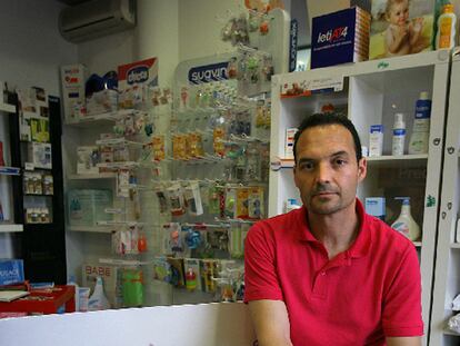 Vicente Martínez Gil, en la parafarmacia que regenta en L'Eliana (Valencia).