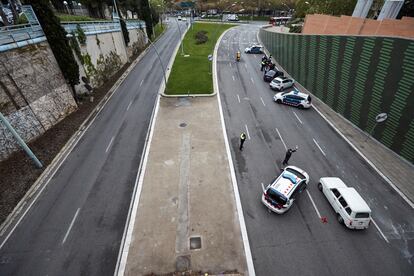 Una patrulla de los Mossos controla a los vehículos que se desplazan en el centro de Barcelona